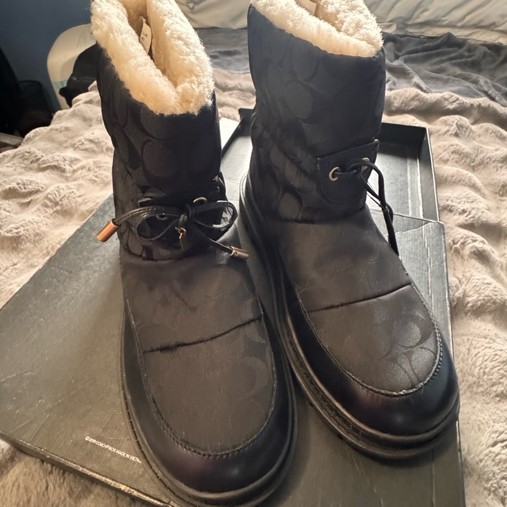 Coach Black and Cream women’s Snow Boots size 9/2